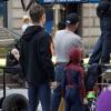 Andrew Garfield et le jeune Jorge Vegas en plein tournage de The Amazing Spider-Man 2 à New York City, le 27 mai 2013.