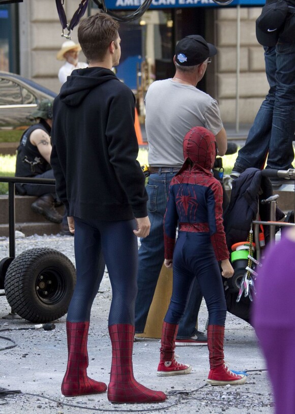 Andrew Garfield et le jeune Jorge Vegas en plein tournage de The Amazing Spider-Man 2 à New York City, le 27 mai 2013.