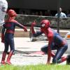 Andrew Garfield félicite le jeune Spidey sur le tournage de The Amazing Spider-Man 2 à New York City, le 27 mai 2013.