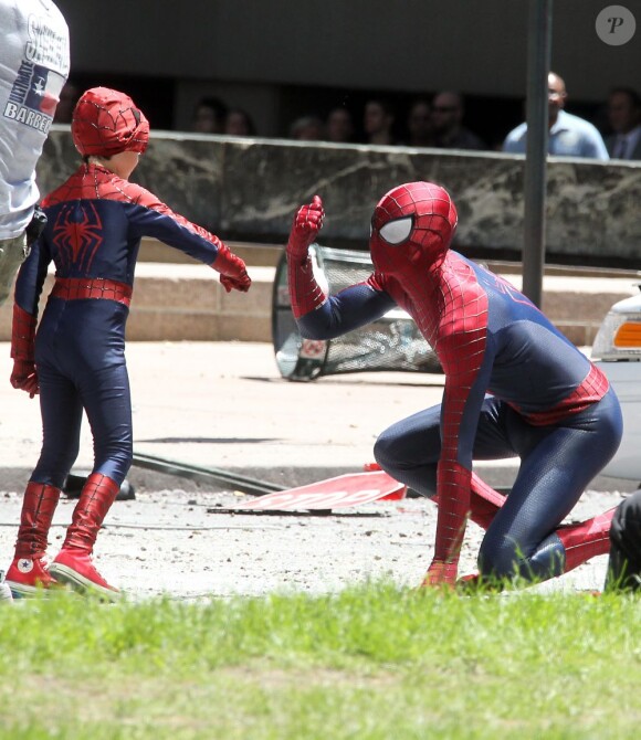 Andrew Garfield félicite le jeune Spidey sur le tournage de The Amazing Spider-Man 2 à New York City, le 27 mai 2013.