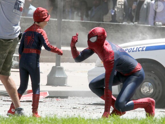 Andrew Garfield aka Spider Man avec son jeune double sur le tournage de The Amazing Spider-Man 2 à New York City, le 27 mai 2013.
