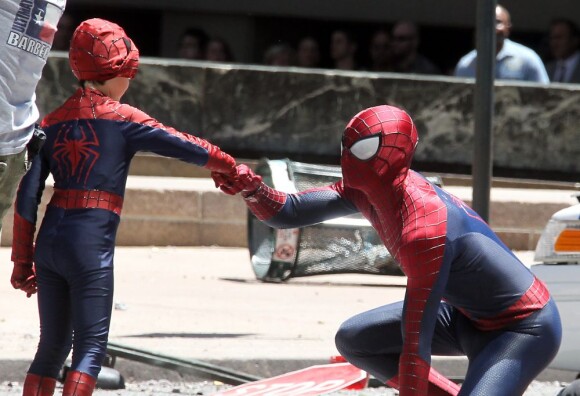 Andrew Garfield dans le costume de Spider-Man face à Jorge Vegas également en costume sur le tournage de The Amazing Spider-Man 2 à New York City, le 27 mai 2013.