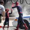 Andrew Garfield félicite le jeune Spider-Man sur le tournage de The Amazing Spider-Man 2 à New York City, le 27 mai 2013.