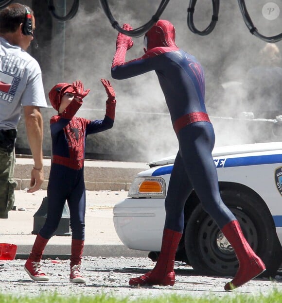 Andrew Garfield félicite le jeune Spider-Man sur le tournage de The Amazing Spider-Man 2 à New York City, le 27 mai 2013.