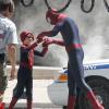 Andrew Garfield félicite son jeune acteur sur le tournage de The Amazing Spider-Man 2 à New York City, le 27 mai 2013.