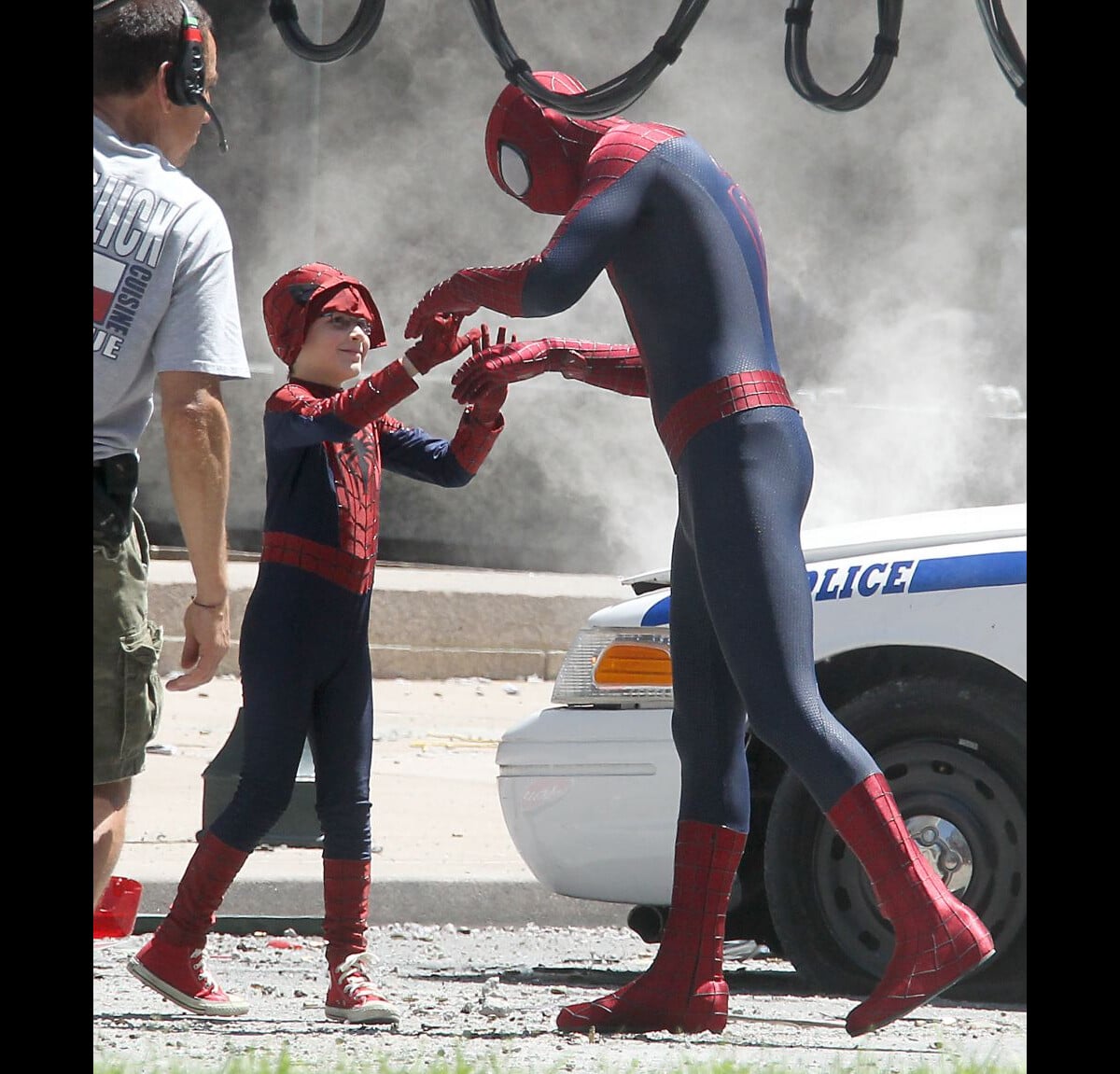 photo-andrew-garfield-f-licite-son-jeune-acteur-sur-le-tournage-de