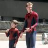 Andrew Garfield amusé par Jorge Vegas sur le tournage de The Amazing Spider-Man 2 à New York City, le 27 mai 2013.