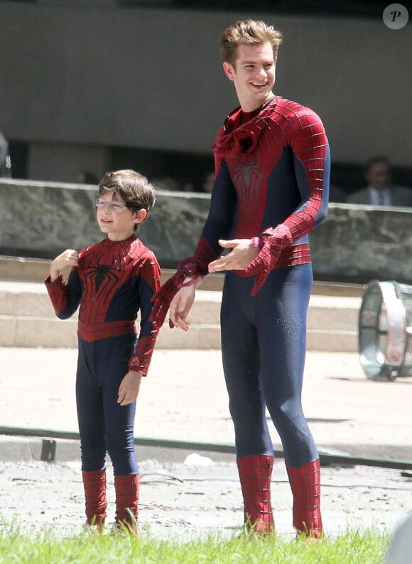 Andrew Garfield amusé par Jorge Vegas sur le tournage de The Amazing Spider-Man 2 à New York City, le 27 mai 2013.