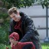 Andrew Garfield s'éclate avec le jeune Jorge Vegas sur le tournage de The Amazing Spider-Man 2 à New York City, le 27 mai 2013.