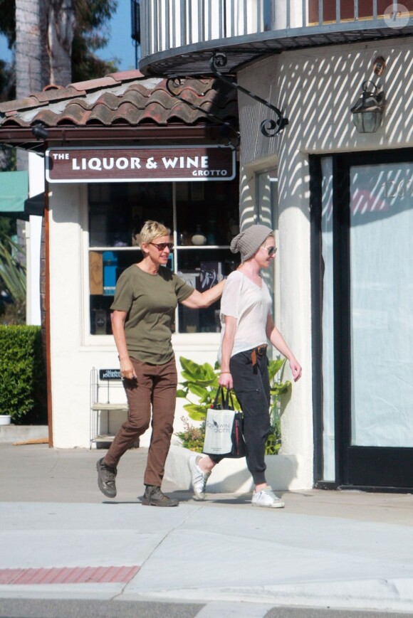 Ellen DeGeneres et sa femme Portia De Rossi ont acheté une propriété de 26,5 millions de dollars à Montecito en Californie. Elles se sont rendues dans le quartier le 26 mai, et en ont profité pour faire quelques courses pour leur future maison
