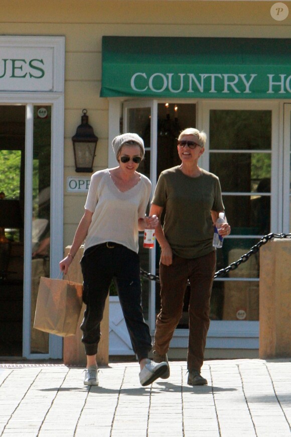 Ellen DeGeneres et sa femme Portia De Rossi ont acheté une incroyable propriété de 26,5 millions de dollars à Montecito en Californie. Elles se sont rendues dans le quartier le 26 mai, et en ont profité pour faire quelques courses