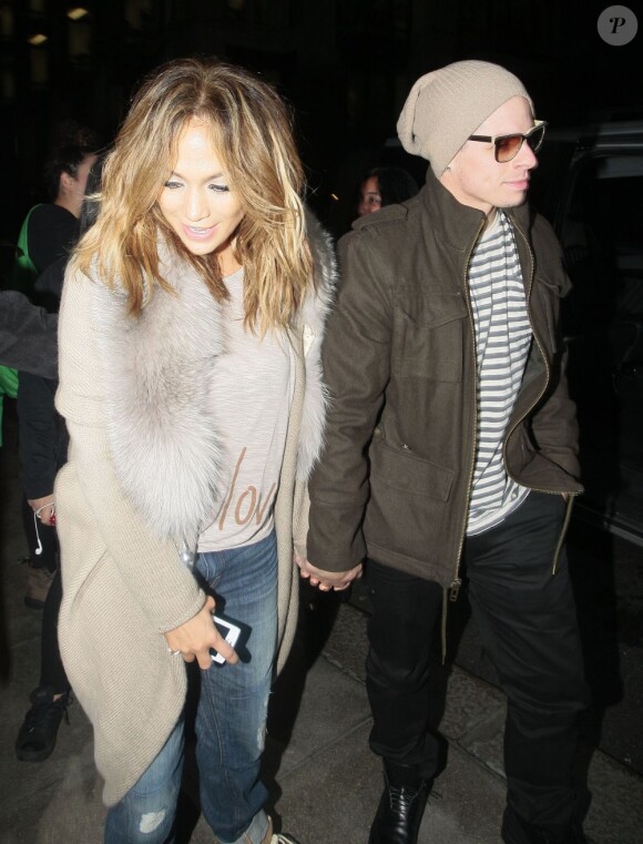Jennifer Lopez et Casper Smart de retour à leur hôtel, le Dorchester dans le quartier de Mayfair. Londres, le 28 mai 2013.