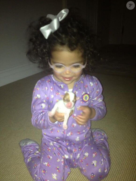 Mariah Carey a posté une photo sur Twitter de sa fille Monroe avec l'un de leurs chiots adoptés récemment.