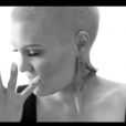 Jessie J, crâne rasé et plus féminine que jamais, dans son clip Wild