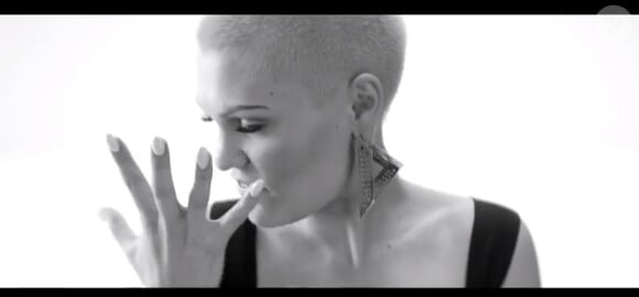 Jessie J, crâne rasé et plus féminine que jamais, dans son clip Wild