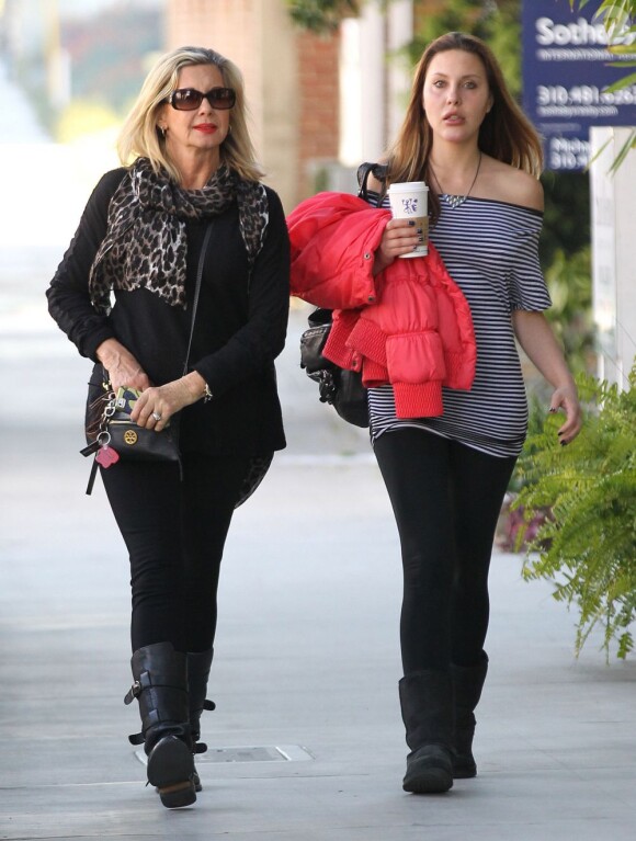 Olivia Newton-John et sa fille Chloe Rose Lattanzi se rendent chez le coiffeur à Santa Monica le 13 février 2013.