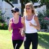 Exclusif - Reese Witherspoon fait son jogging avec son coach personnel à Brentwood, le 29 mai 2013.