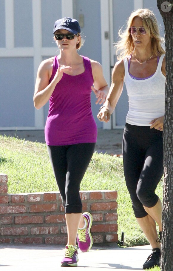 Exclusif - Reese Witherspoon en action pendant son jogging avec sa coach personnelle à Brentwood, le 29 mai 2013.