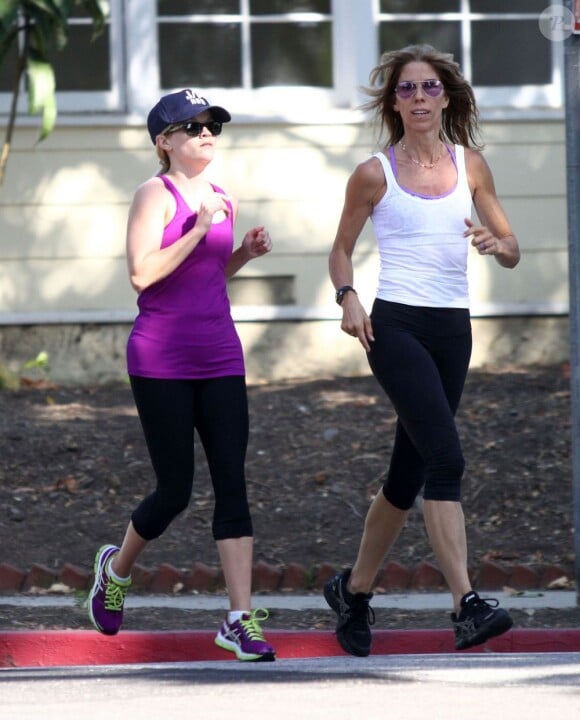 Exclusif - Reese Witherspoon retrouve la forme à son jogging avec sa coach personnelle à Brentwood, le 29 mai 2013.