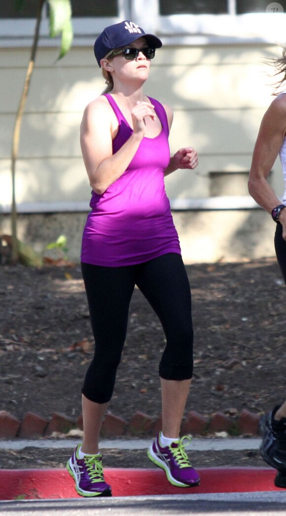 Exclusif - Reese Witherspoon pendant son jogging avec sa coach personnelle à Brentwood, le 29 mai 2013.