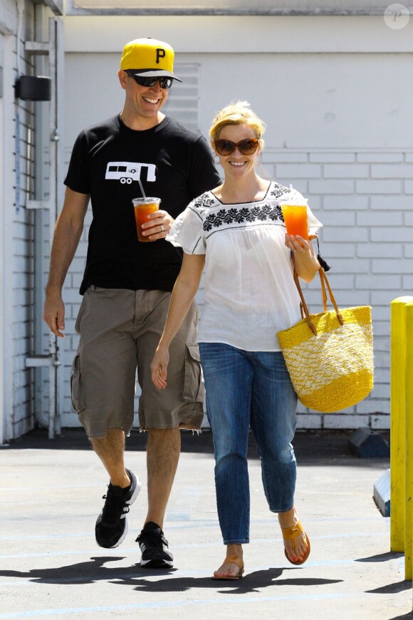 Reese Witherspoon et son compagnon Jim Toth tout sourire à Santa Monica, Los Angeles, le 29 mai 2013.