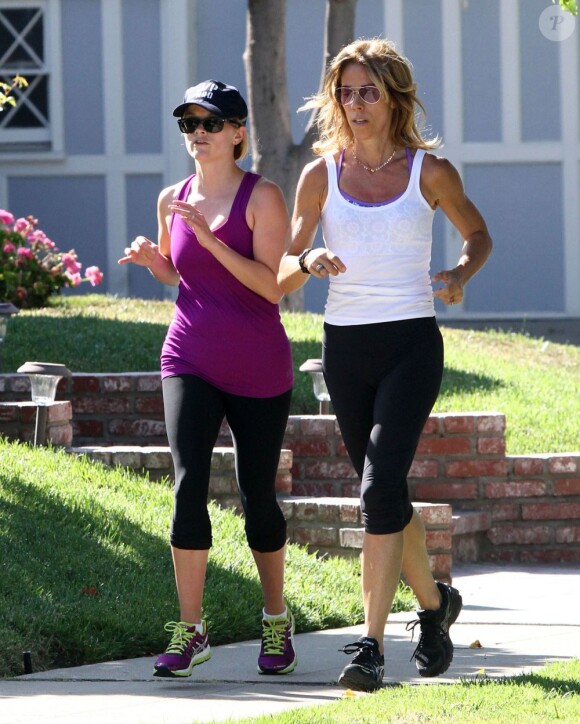 Exclusif - Reese Witherspoon fait son jogging avec sa coach personnelle à Brentwood, le 29 mai 2013.