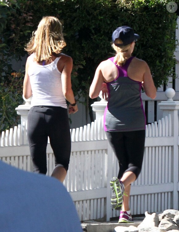 Exclusif - Reese Witherspoon en plein jogging avec sa coach personnelle à Brentwood, le 29 mai 2013.
