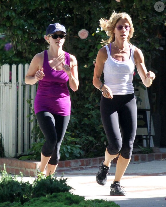 Exclusif - Reese Witherspoon en jogging avec sa coach personnelle à Brentwood, le 29 mai 2013.