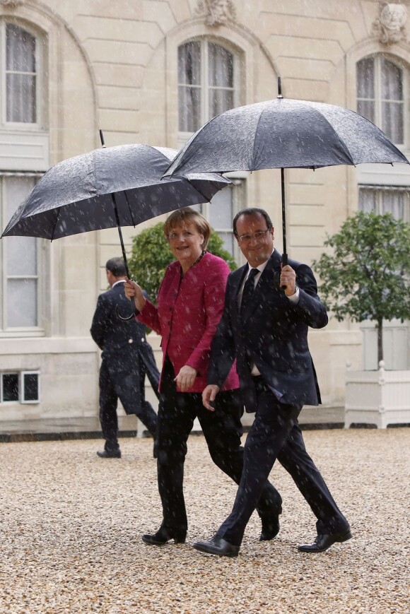 François Hollande et Angela Merkel arrivent à l'Élysée à Paris, le 30 mai 2013.