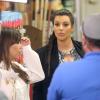 Kim et Kourtney Kardashian filment une séquence dans une boutique de nourriture kasher pour l'émission Keeping up with the Kardashians. Los Angeles, le 30 mai 2013.