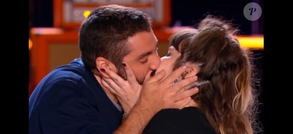 Mouloud Achour embrasse Daphné Bürki dans Le Grand Journal de Canal + le jeudi 30 mai 2013