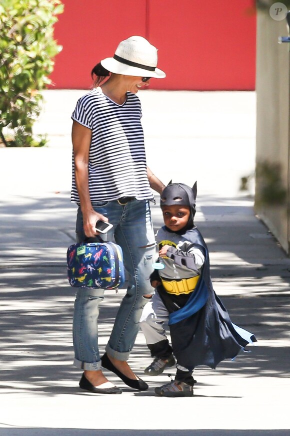 Sandra Bullock et son fils Louis, déguisé en Batman, au retour de l'école, à Los Angeles, le 30 mai 2013.