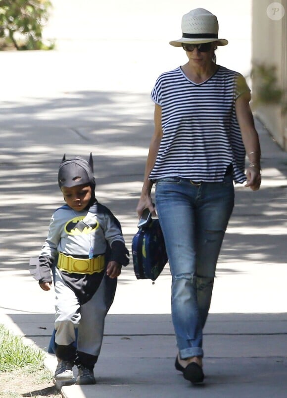 Sandra Bullock et son fils Louis, déguisé en Batman à Beverly Hills, le 30 mai 2013.