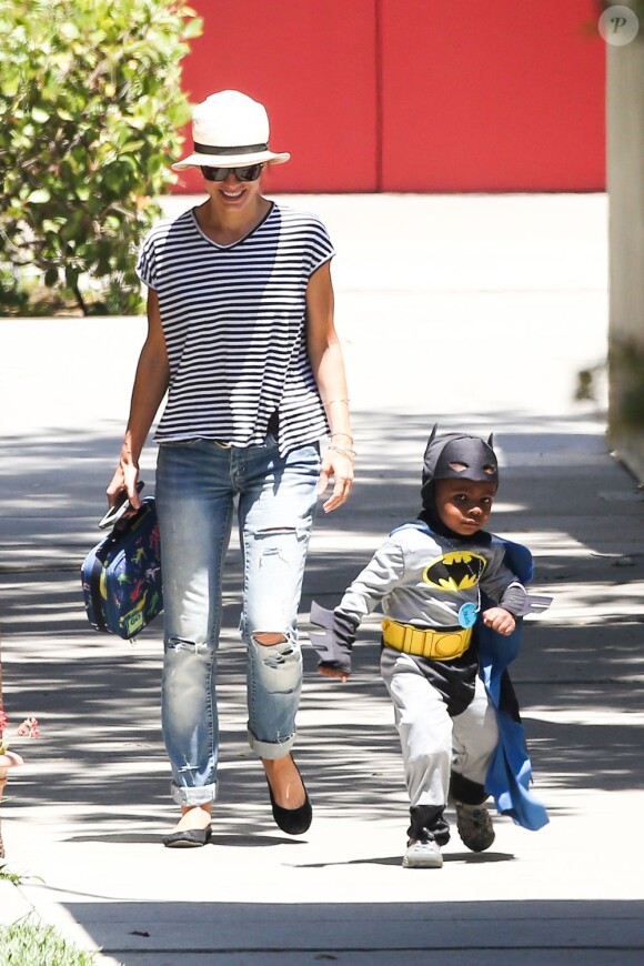 Sandra Bullock va chercher son fils Louis (déguisé en Batman), à l'école, le 30 mai 2013 à Los Angeles.
