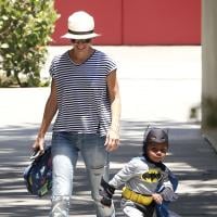 Sandra Bullock : Maman amusée et radieuse avec Louis, son craquant Batman