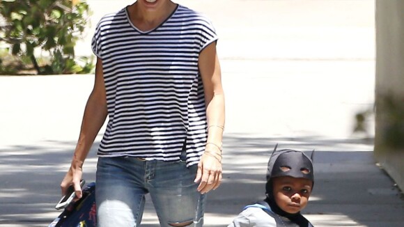 Sandra Bullock : Maman amusée et radieuse avec Louis, son craquant Batman