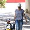 Sandra Bullock va chercher son fils Louis à l'école, déguisé en Batman, à Los Angeles, le 30 mai 2013.