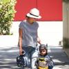 Sandra Bullock et son fils Louis, déguisé en Batman, à Los Angeles, le 30 mai 2013.