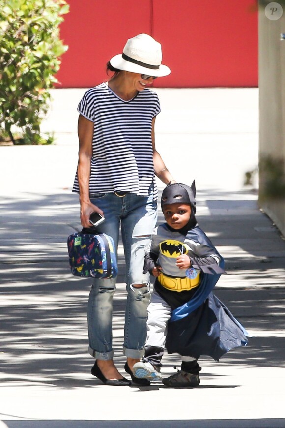 Sandra Bullock et son fils Louis, déguisé en Batman, à Los Angeles, le 30 mai 2013.