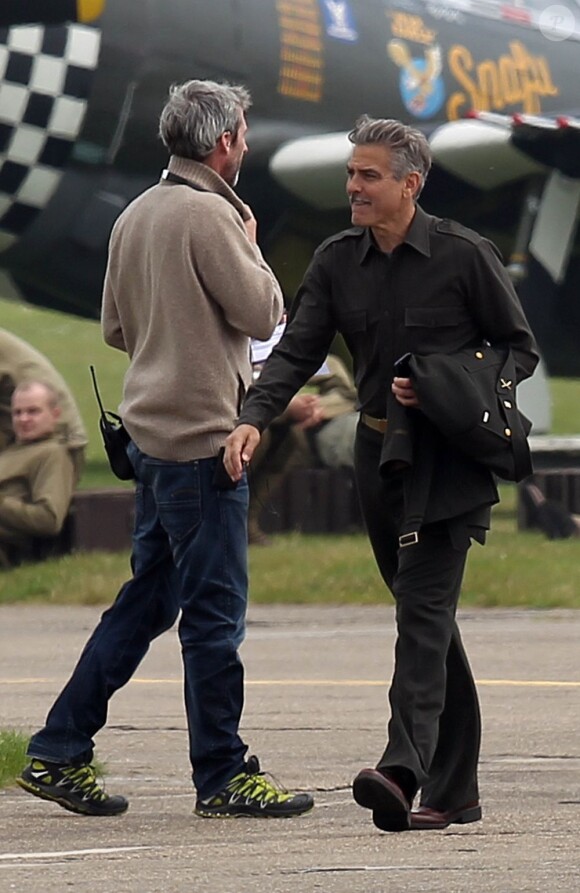George Clooney en costume pendant le tournage de son film Monuments Men à Duxford, le 31 mai 2013.