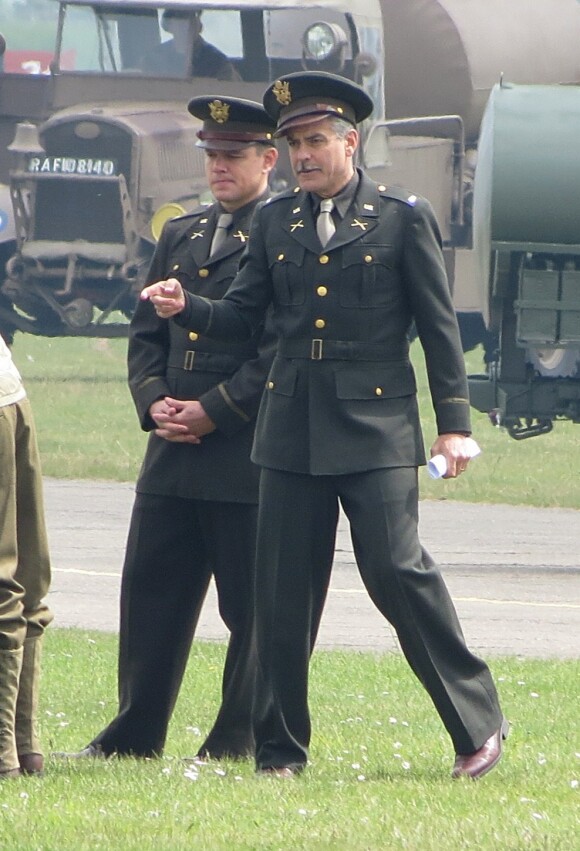 Matt Damon et George Clooney en action sur le tournage de son film Monuments Men à Duxford, le 31 mai 2013.