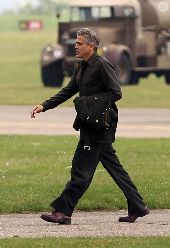 George Clooney détendu sur le tournage de son film Monuments Men à Duxford, le 31 mai 2013.