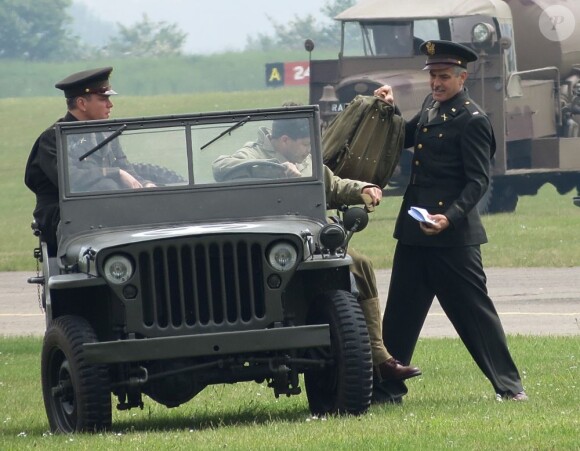 Matt Damon et George Clooney à bord d'une jeep sur le tournage de son film Monuments Men à Duxford, le 31 mai 2013.