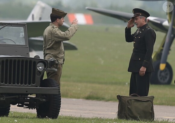 George Clooney en action sur le tournage de son film Monuments Men à Duxford, le 31 mai 2013.