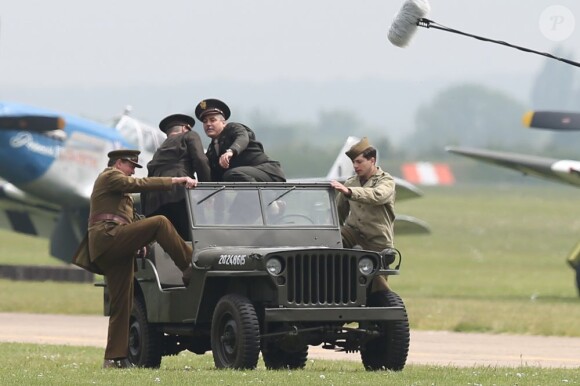 Matt Damon et George Clooney en pleinre action sur le tournage de son film Monuments Men à Duxford, le 31 mai 2013.