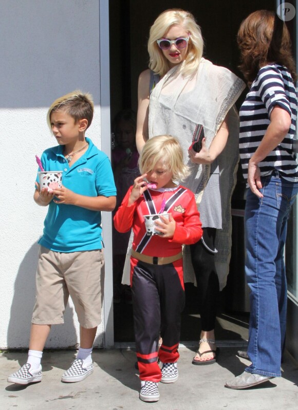 La chanteuse Gwen Stefani emmène ses fils Zuma et Kingston manger une glace à Los Angeles, le 30 mai 2013.