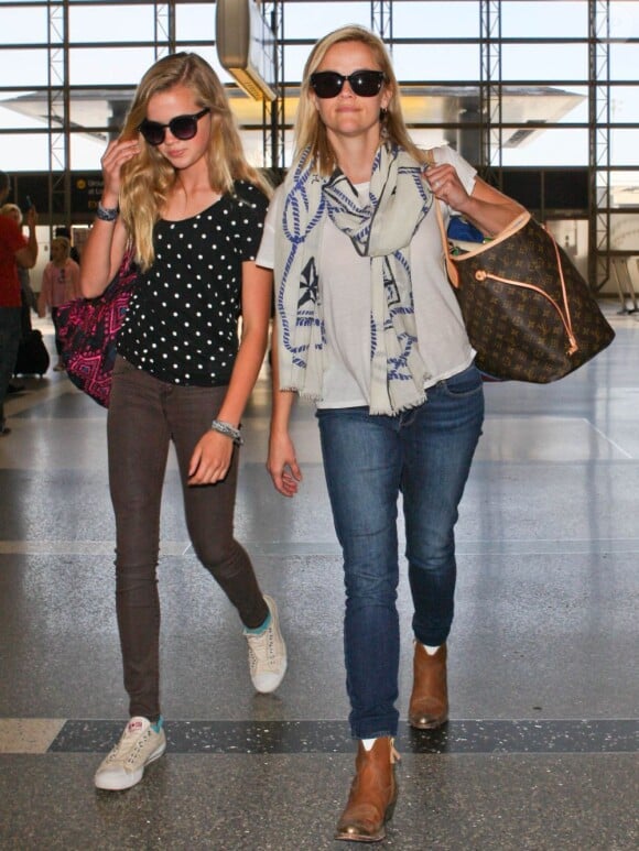 Reese Witherspoon et sa fille Ava à l'aéroport de Los Angeles le 31 mai 2013. La mère et la fille étaient en route pour Paris. Elles se ressemblent comme deux gouttes d'eau.