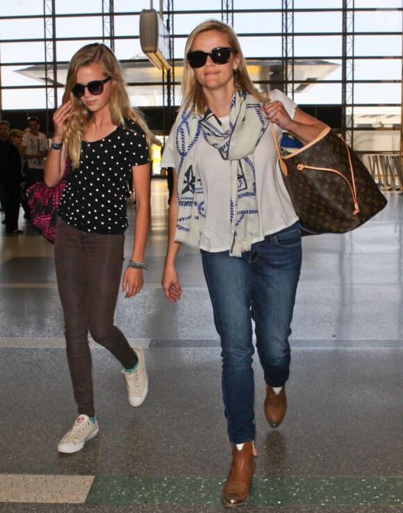 Reese Witherspoon et sa fille Ava à l'aéroport de Los Angeles le 31 mai 2013. La mère et la fille étaient en route pour Paris.