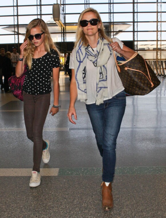Reese Witherspoon et sa fille Ava à l'aéroport de Los Angeles le 31 mai 2013. La mère et la fille étaient en route pour Paris.