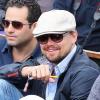 Leonardo DiCaprio tout sourire lors du match entre Jo-Wilfried Tsonga et Victor Troicki le 2 juin 2013 lors du 8e jour de Roland-Garros